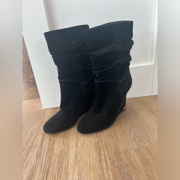 LOUIS VUITTON Ladies Black suede wedge boots. - Picture 4 of 13